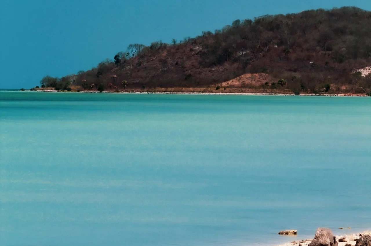Antigua and Barbuda: what kind of country is it, where is it located, and what is it famous for