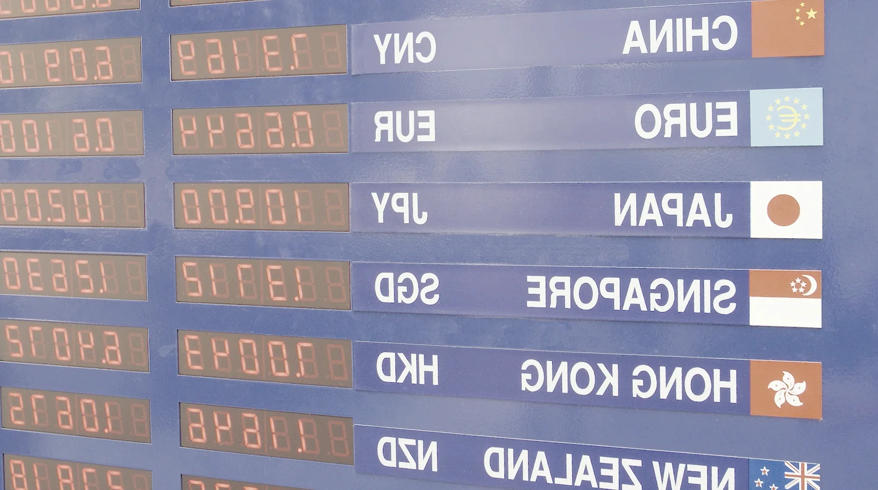 обменный пункт с табло курсов
