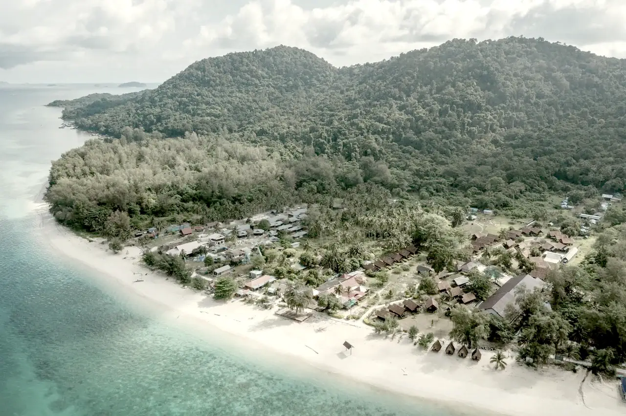 A house with a garden by a bay on Efate: Vanuatu residence is for those who live on the islands
