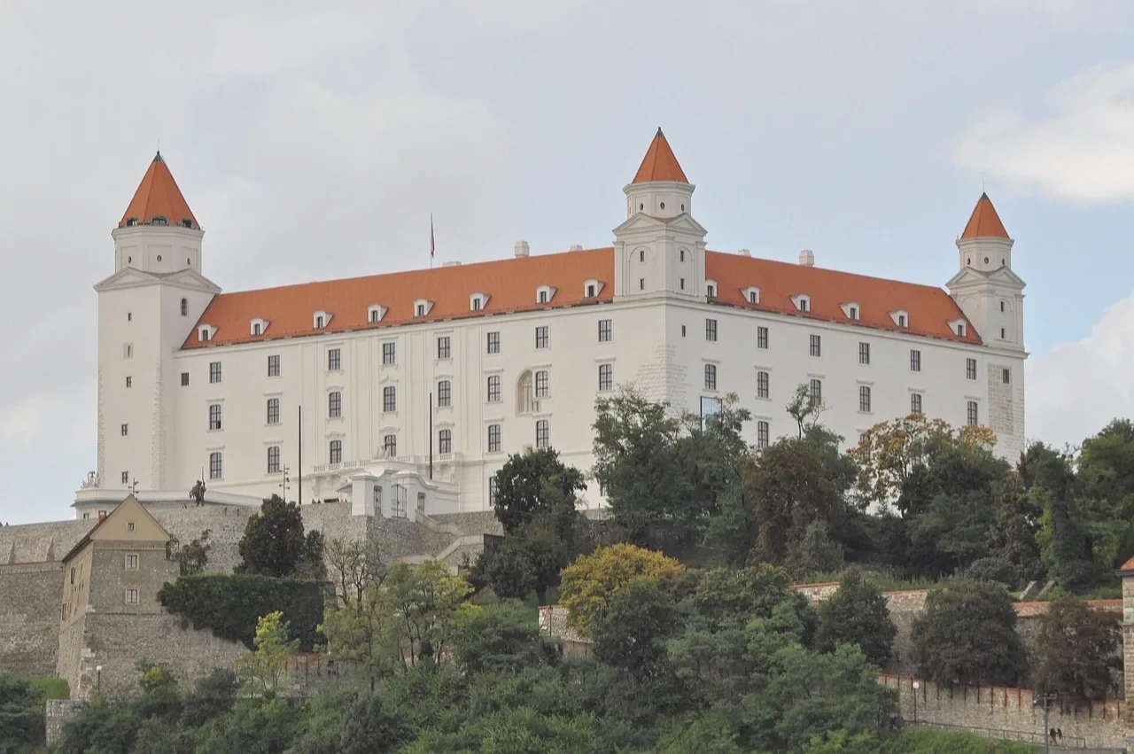 Citizenship of Hungary or Slovakia by origin: what to choose in 2026