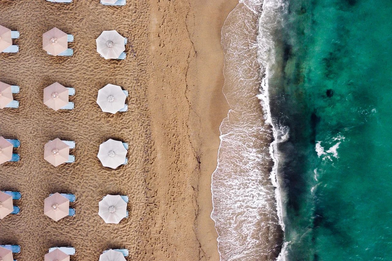 Seaside property in Greece in 2026: the first line, prices and nuances