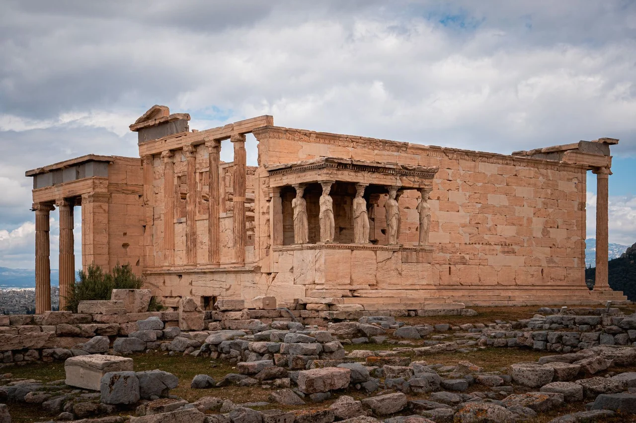 How much a Greece residence permit costs in 2026: state fees, charges by type, family costs