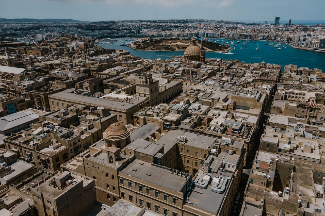 A Malta visa for Russians in 2026: Schengen, documents, booking