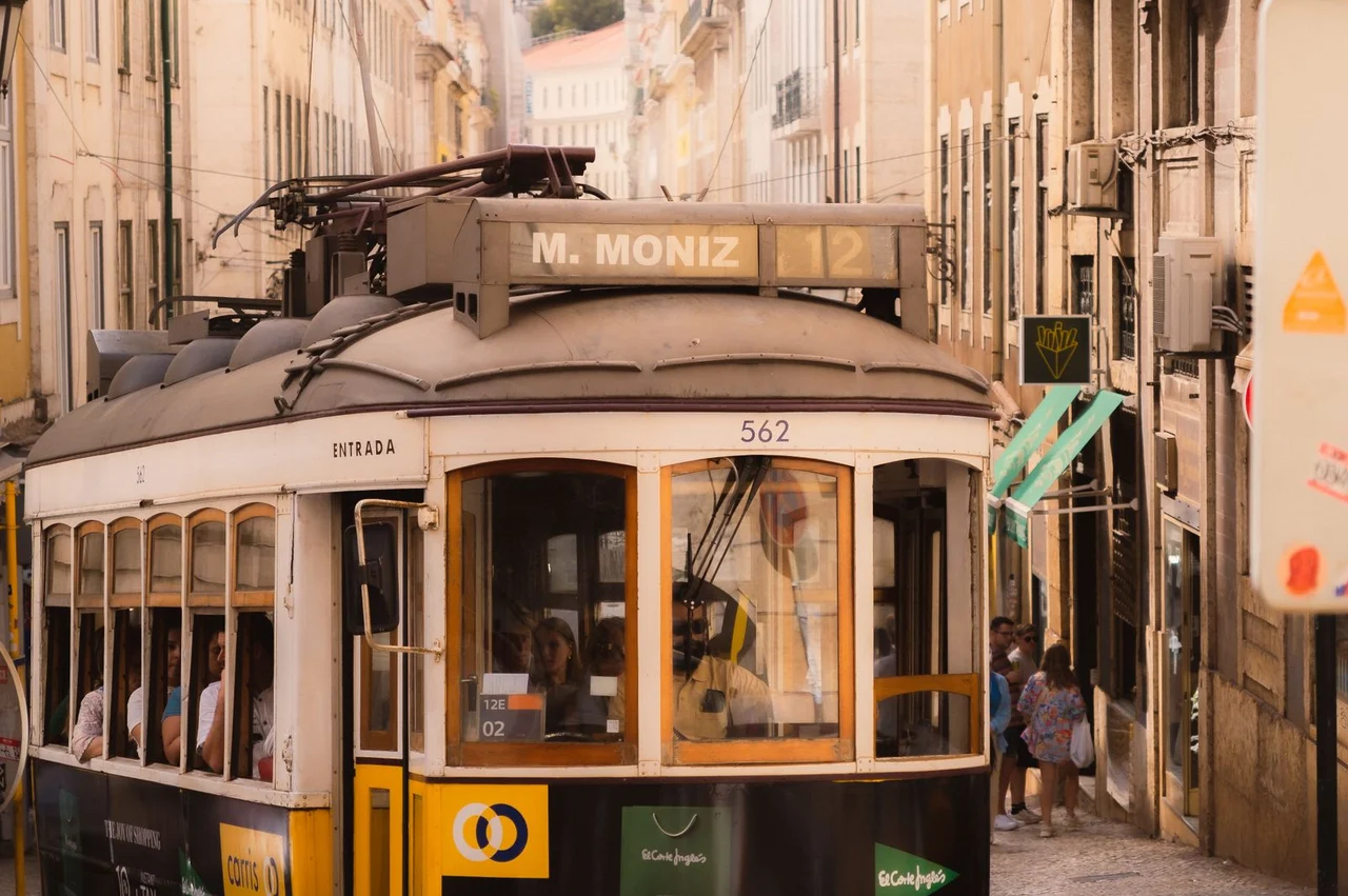 How much does Portugal's permanent residence cost in 2026: state fees, language, lawyers, for a family