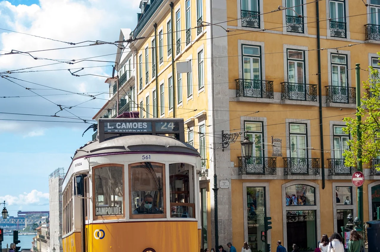 A Portuguese residence permit 2026: types, how to get it, from the D visa to the AIMA resident card