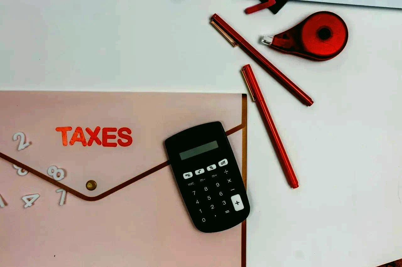 Taxes with a Turkey residence permit in 2026: tax residency and a holder's real payments