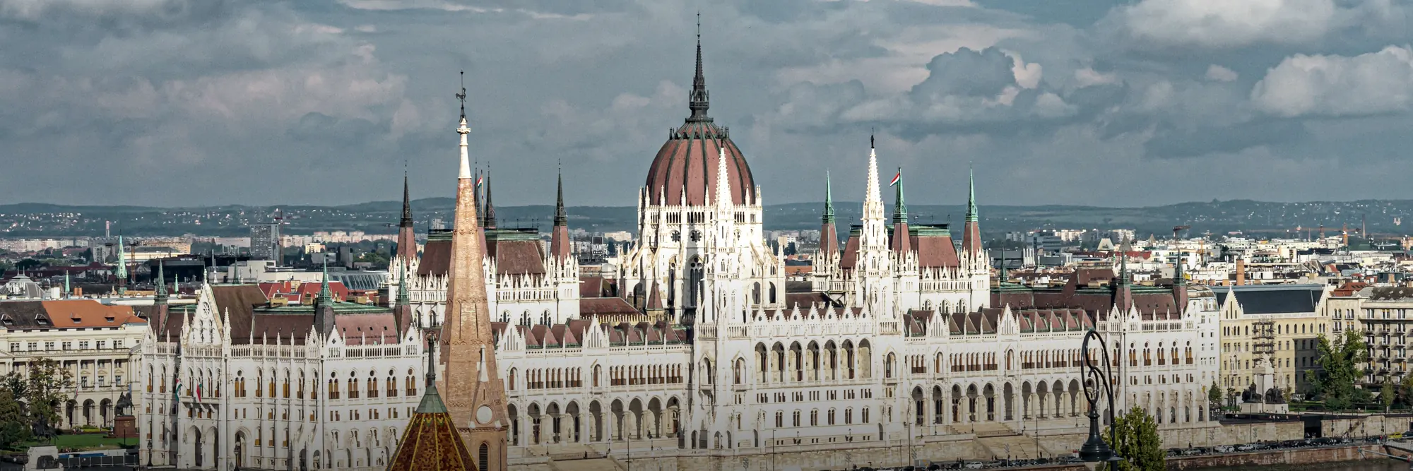 Здание парламента в Будапеште с высоты